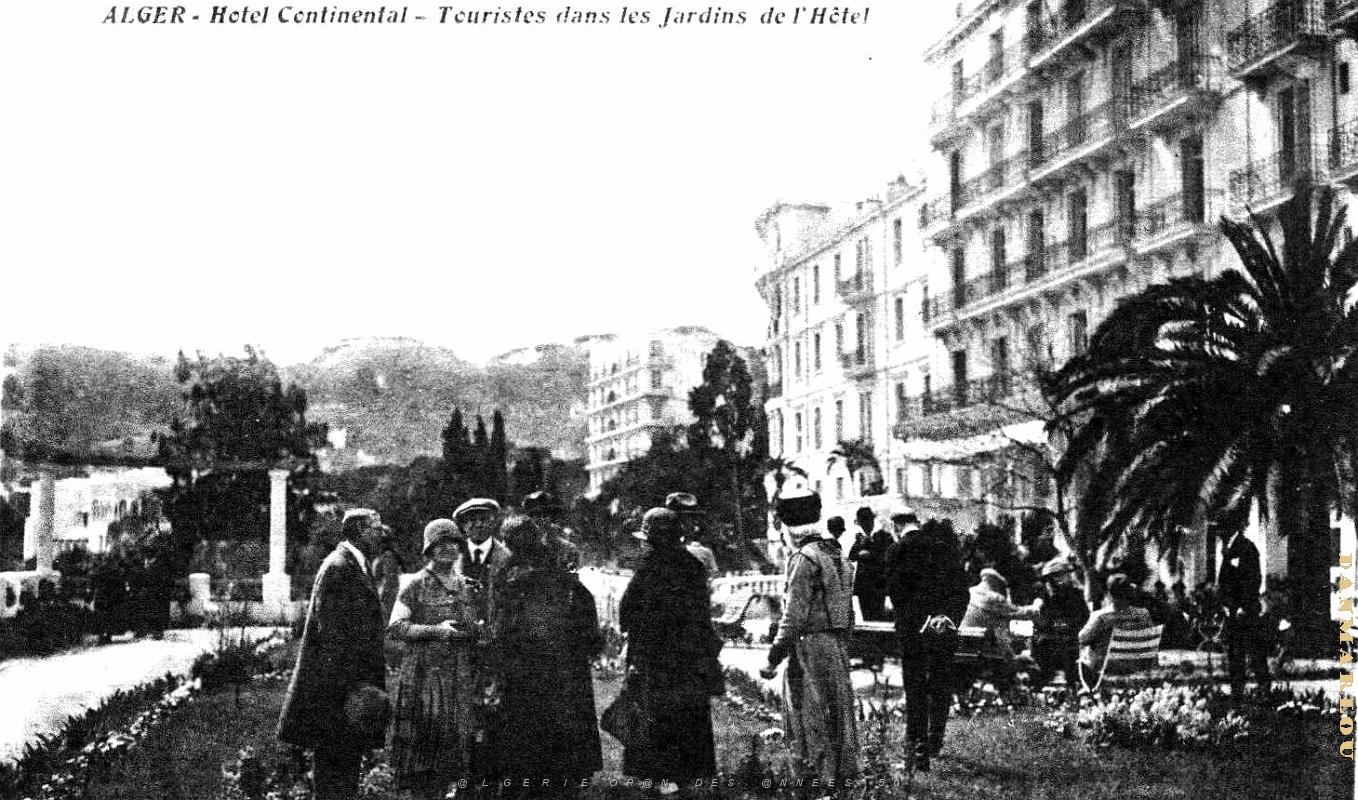 Alger - Hotel Continental - Touristes dans le Jardin.jpg